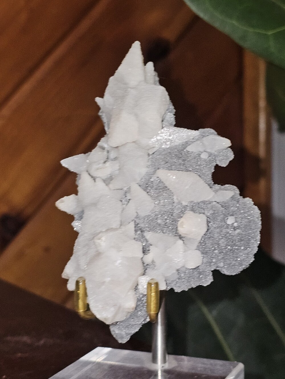 Dogtooth Uv Reactive Calcite On Quartz